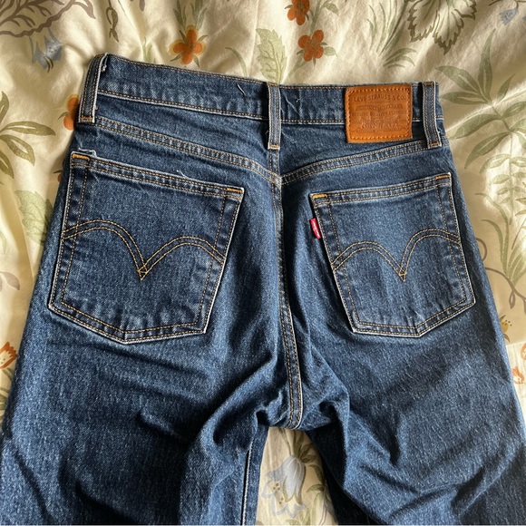 Levi's Wedgie Straight Cropped Jeans - Picture 3 of 5